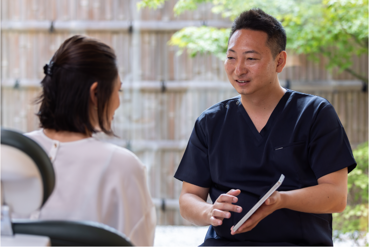 診療内容を説明する院長