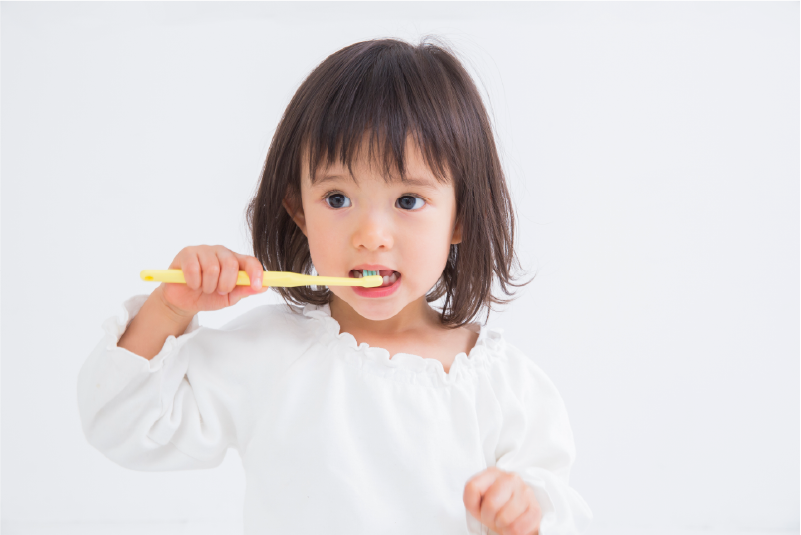 子どもが歯磨きをするところ