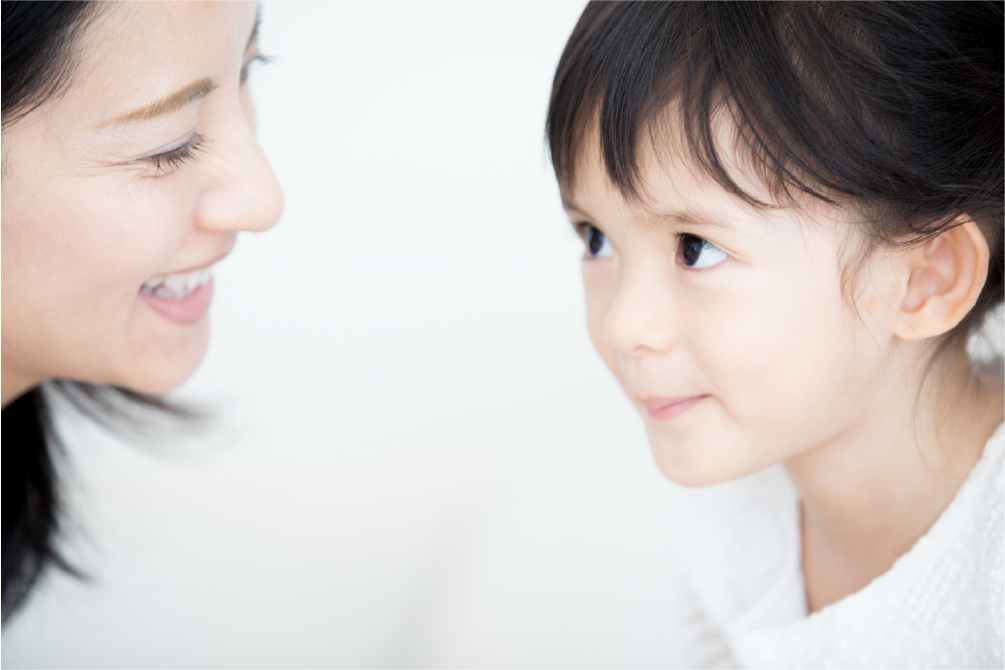 親子で会話する様子
