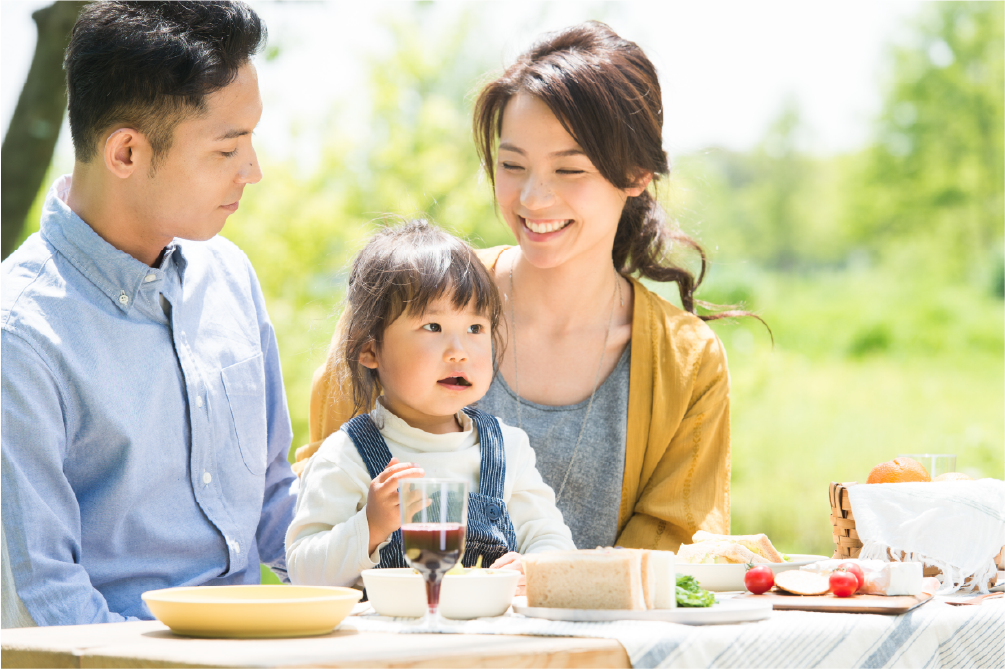 家族で美味しく食事する様子