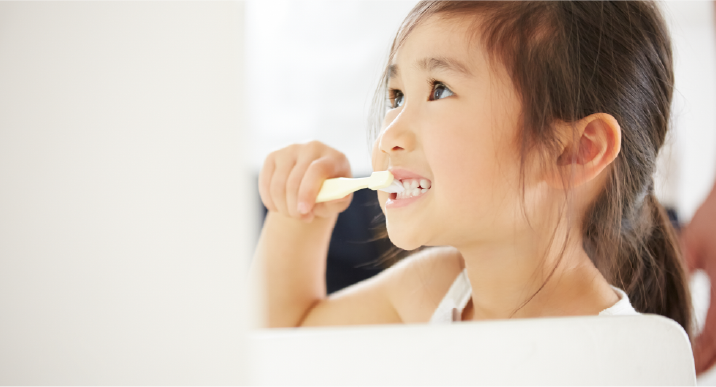 歯を磨く子ども