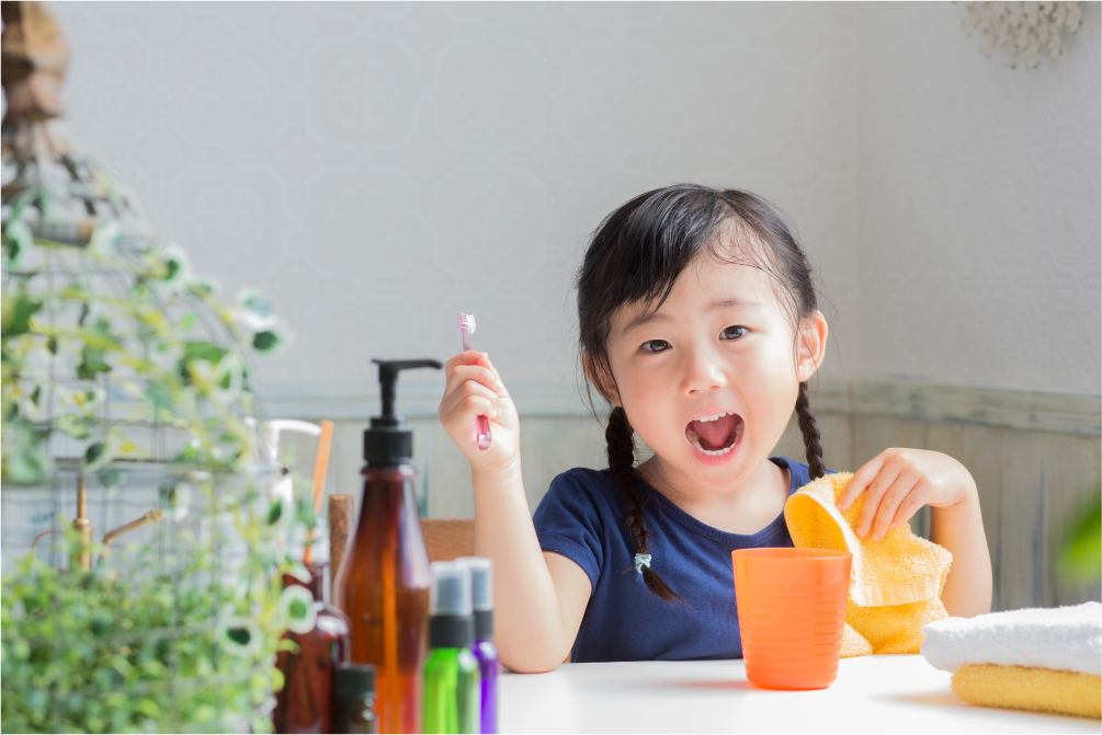 歯ブラシを持つ子ども