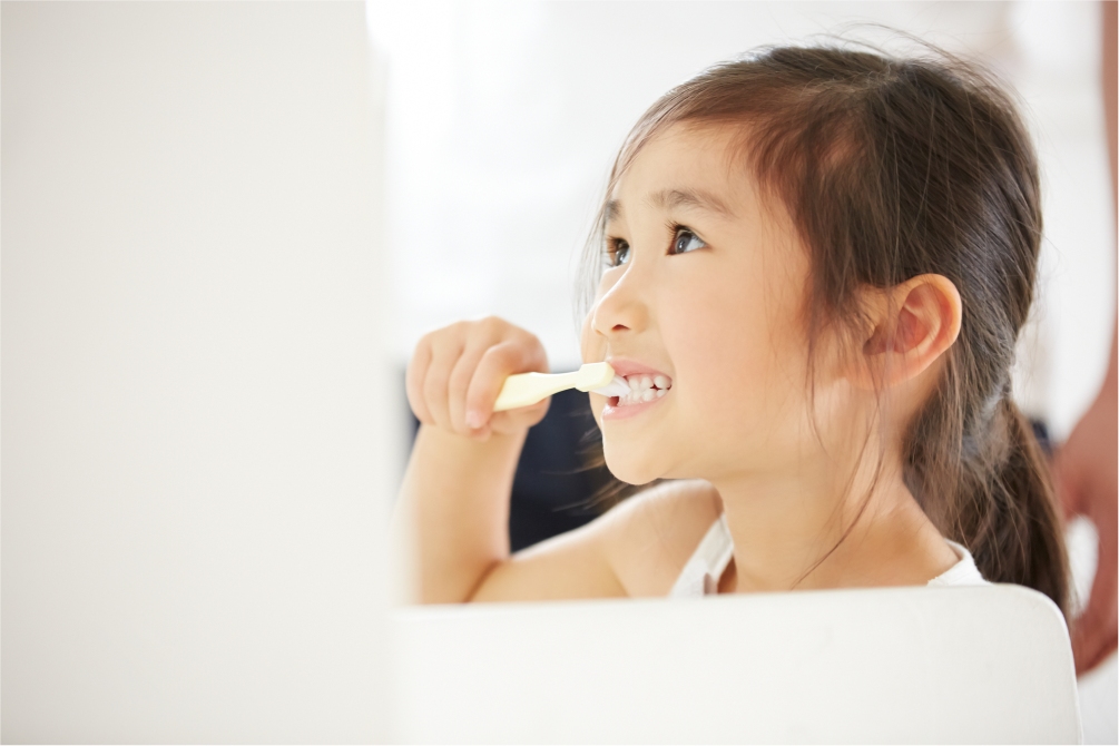 歯磨きをする子ども