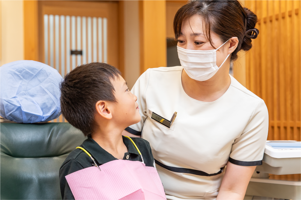 歯磨きのポイントを説明する様子