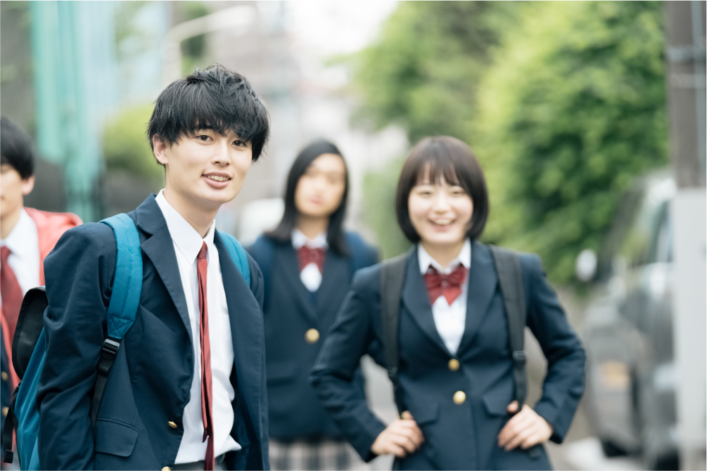 歯の模型で歯磨きのポイントを説明する様子