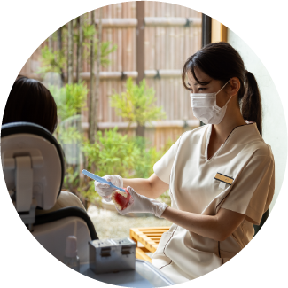 使用方法を説明するスタッフ
